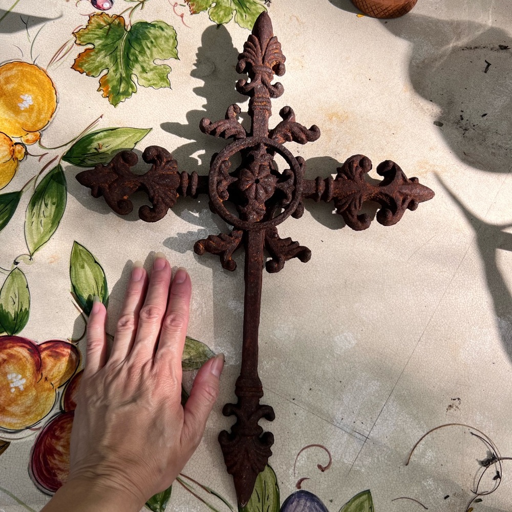 Beautiful Rustic Iron Cross Decor Rusty Had it hanging in garden - Picture 2 of 10